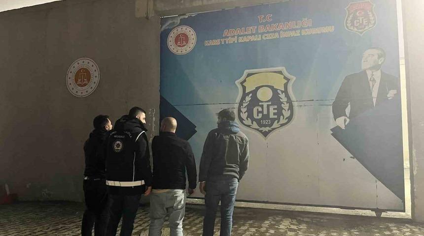 Kars&rsquo;ta d&uuml;zensiz g&ouml;&ccedil;men operasyonu