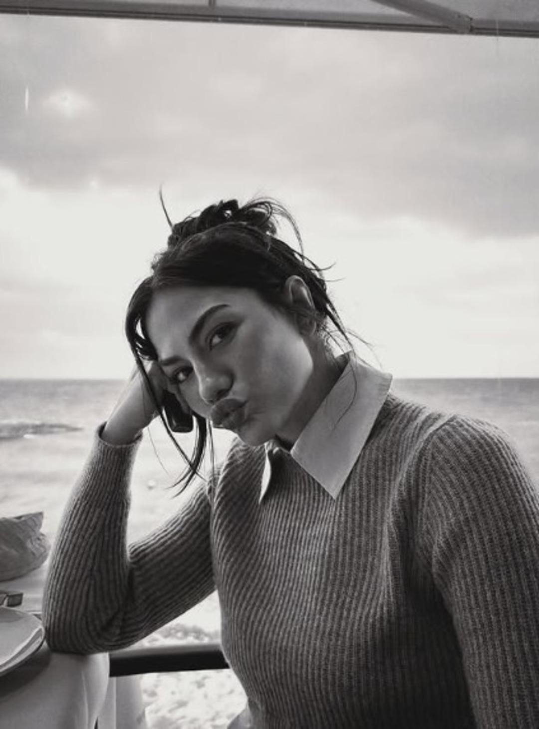 Eşref R&uuml;ya nın Nisan ı Demet &Ouml;zdemir peş peşe paylaştı! Herkes aynı şeyi s&ouml;yledi  3