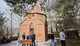 Ahlat&rsquo;taki t&uuml;rbeye bayramda ziyaret&ccedil;i akını