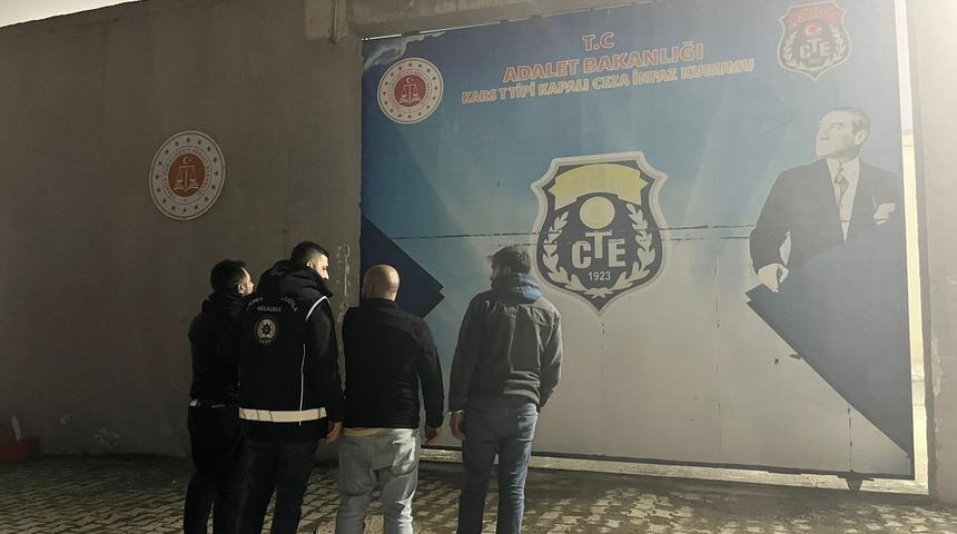 Kars&rsquo;ta d&uuml;zensiz g&ouml;&ccedil;men operasyonu