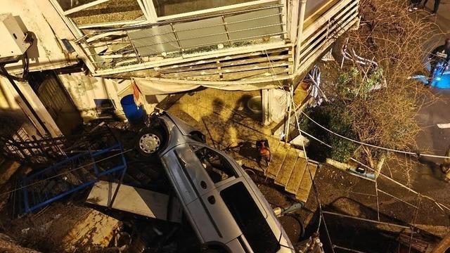 Silivri’de hafif ticari araç 5 metreden aşağı düştü