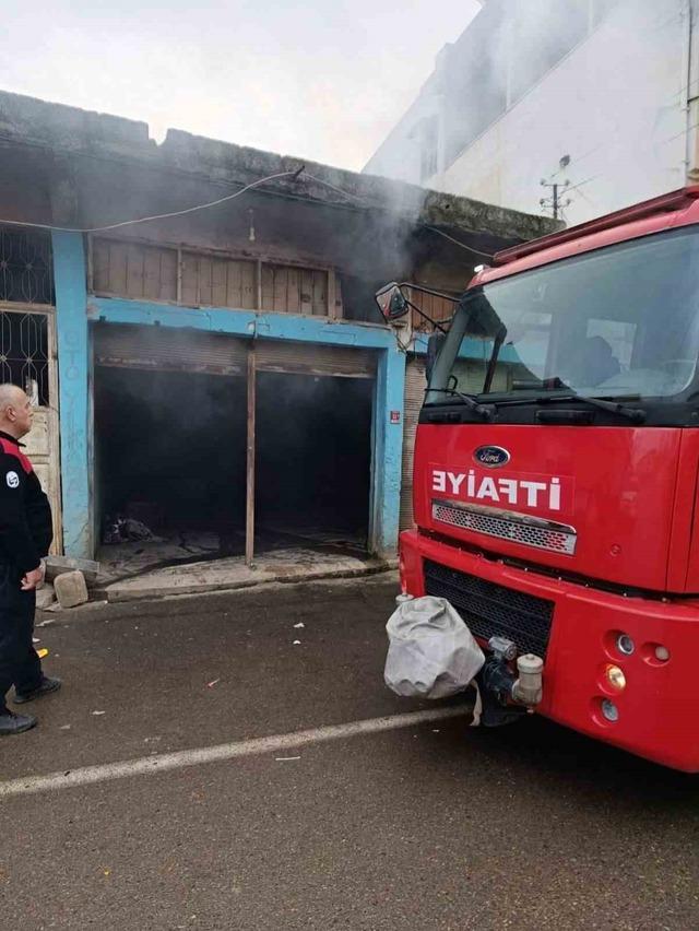 Reyhanlı’da iş yeri alevlere teslim oldu 1