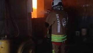 Reyhanlı&rsquo;da iş yeri alevlere teslim oldu