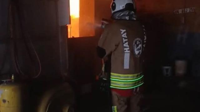 Reyhanlı’da iş yeri alevlere teslim oldu