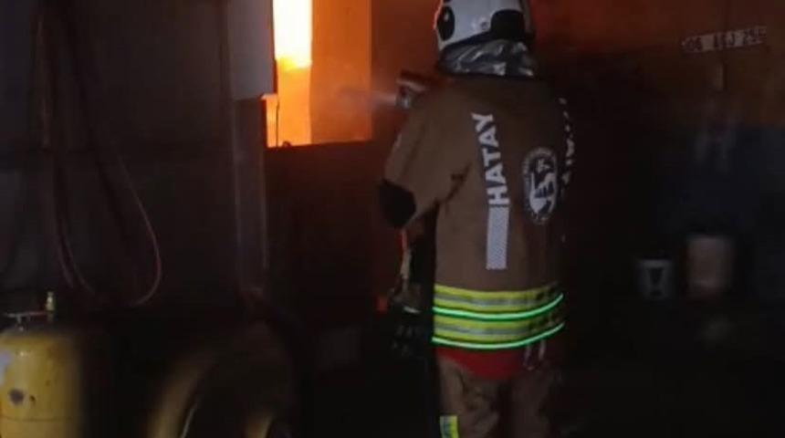 Reyhanlı&rsquo;da iş yeri alevlere teslim oldu