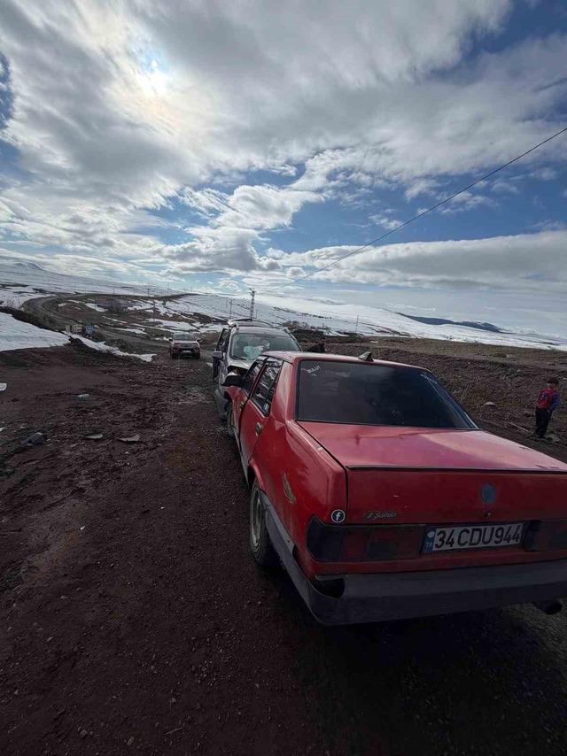 Ardahan&rsquo;da iki otomobil kafa kafaya &ccedil;arpıştı: 2 yaralı 1