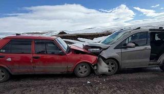 Ardahan&rsquo;da iki otomobil kafa kafaya &ccedil;arpışt