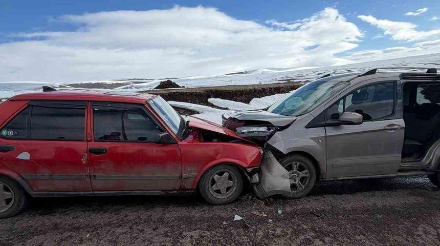 Ardahan&rsquo;da iki otomobil kafa kafaya &ccedil;arpıştı: 2 yaralı