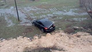 Mardin’de şarampole yuvarlanan otomobildeki 2 kişi yaralandı