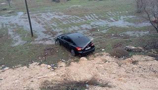 Mardin&rsquo;de şarampole yuvarlanan otomobildeki 2 kişi yaralandı