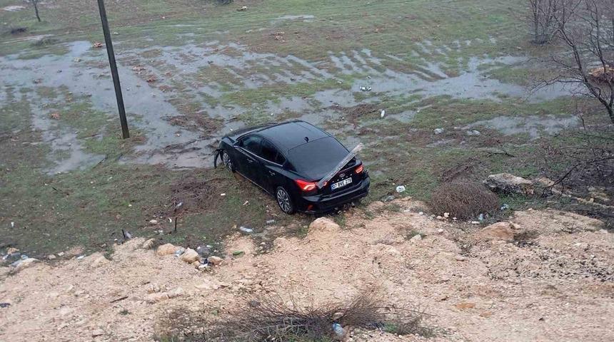 Mardin&rsquo;de şarampole yuvarlanan otomobildeki 2 kişi yaralandı