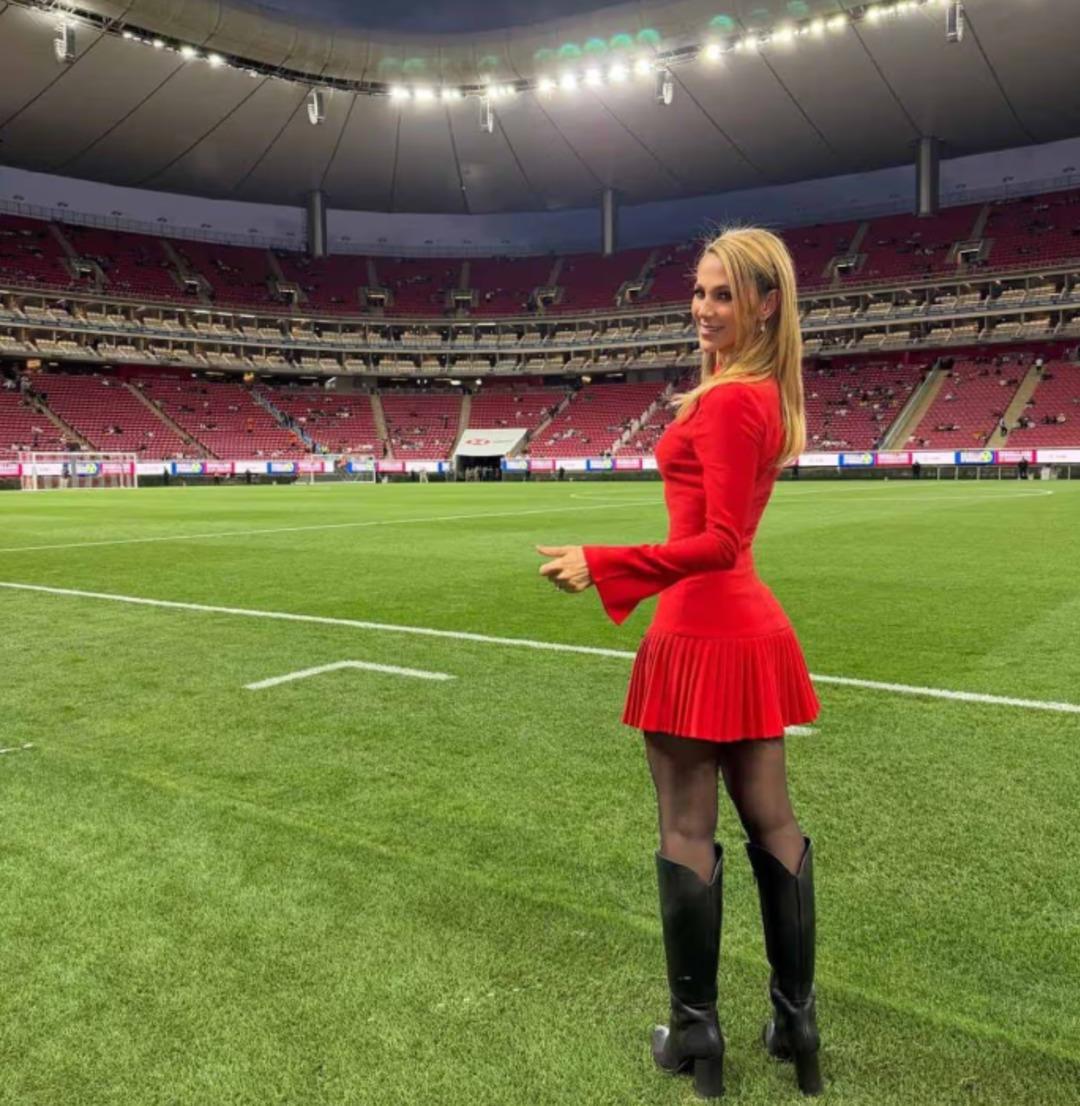 Spikeri öpmeye çalışınca olanlar oldu: AC Milan futbolcusuna tekme attı! 1