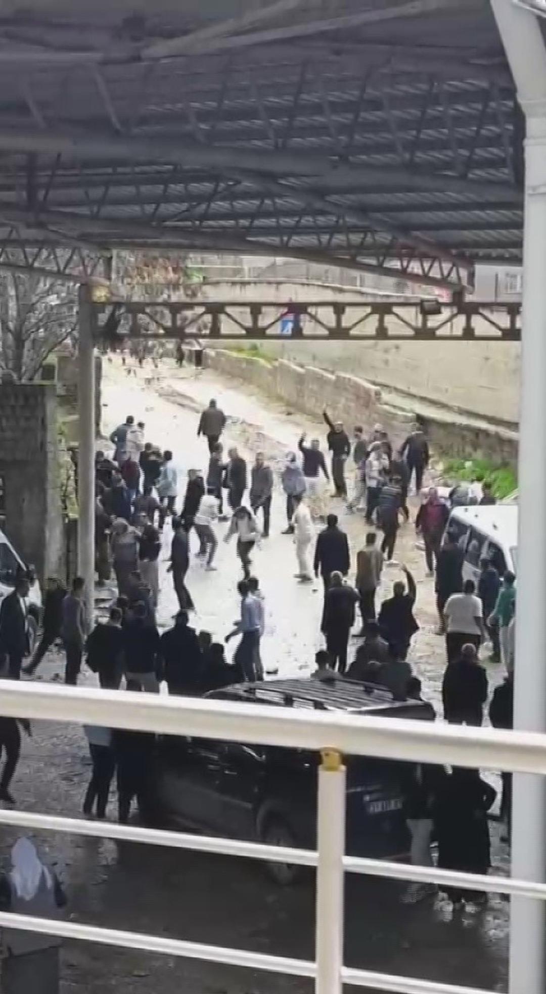 Bayram g&uuml;n&uuml; bir mahalle kana bulundu! 3 kişinin &ouml;ld&uuml;ğ&uuml; kavgada baba-oğul detayı 2