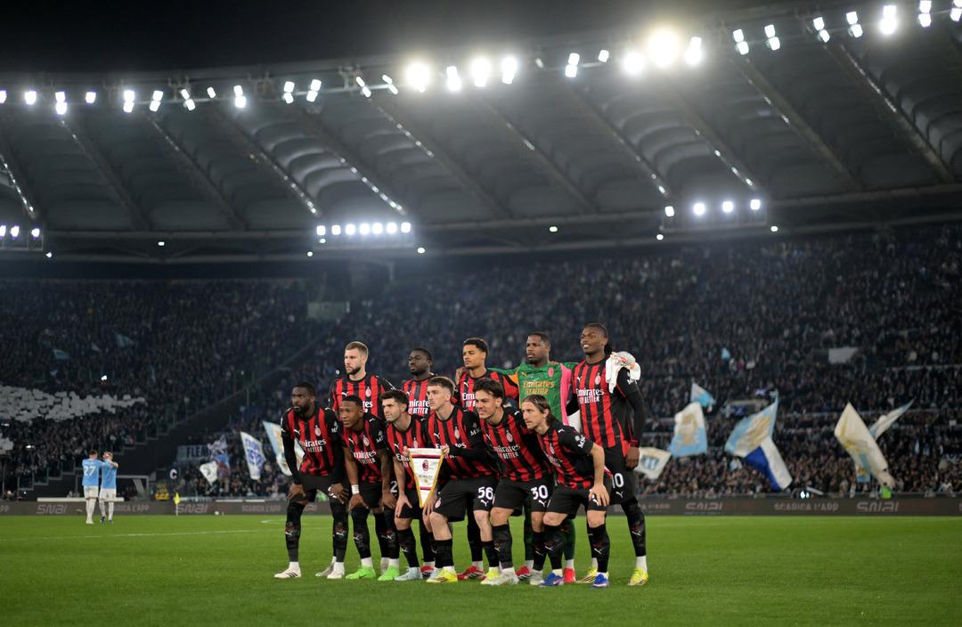 Spikeri öpmeye çalışınca olanlar oldu: AC Milan futbolcusuna tekme attı! 2