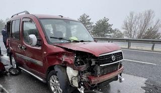 Uşak&rsquo;ta hafif ticari aracın bariyere &ccedil;arpması sonucu 6 kişi yaralandı