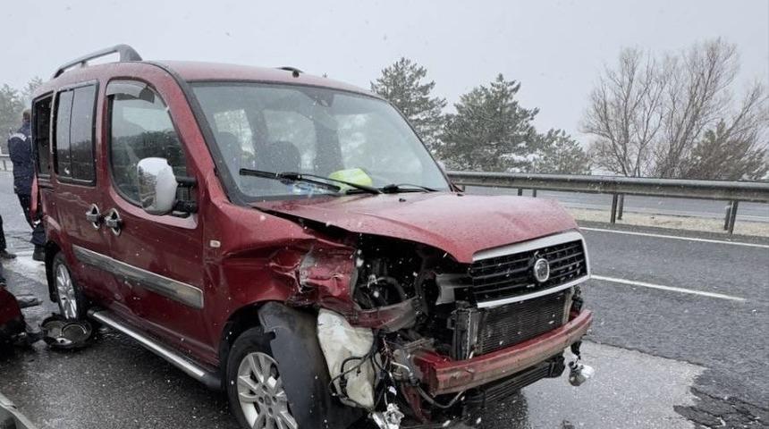 Uşak&rsquo;ta hafif ticari aracın bariyere &ccedil;arpması sonucu 6 kişi yaralandı