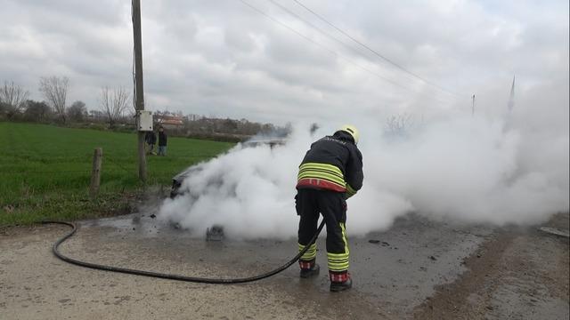 Bafra&rsquo;da otomobil alevlere teslim oldu 2