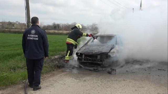 Bafra&rsquo;da otomobil alevlere teslim oldu 1