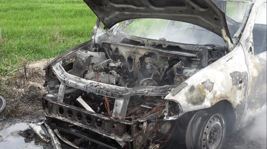 Bafra&rsquo;da otomobil alevlere teslim oldu