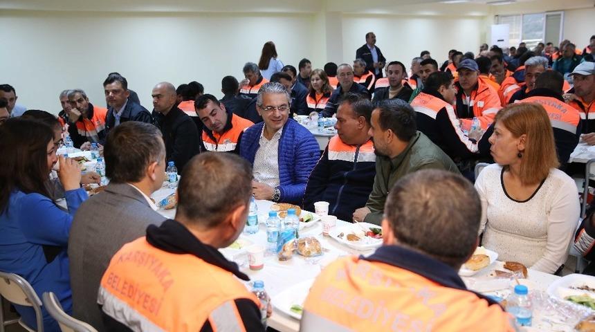 Başkan Akpınar iş&ccedil;ilerle kucaklaştı