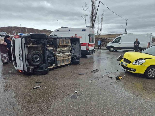 Bingöl’de trafik kazası : 5 yaralı 2