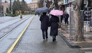 Eskişehir g&uuml;ne yağmurla başladı