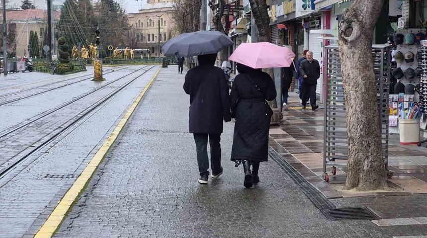 Eskişehir g&uuml;ne yağmurla başladı