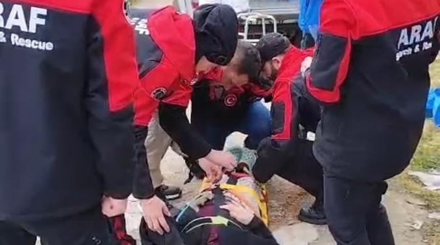 Bayramı k&ouml;y&uuml;nde ge&ccedil;irsin diye sedye ile evine taşındı