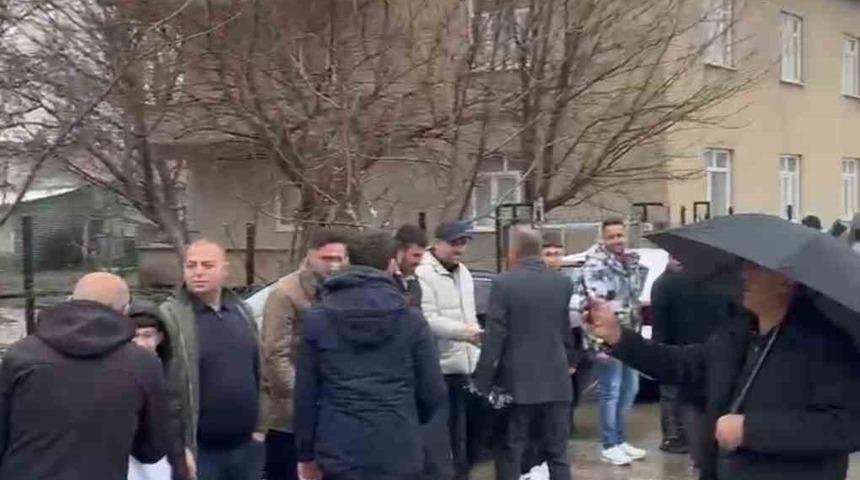 Elazığ&rsquo;da  asırlık bayramlaşma geleneğinde metrelerce kuyruk