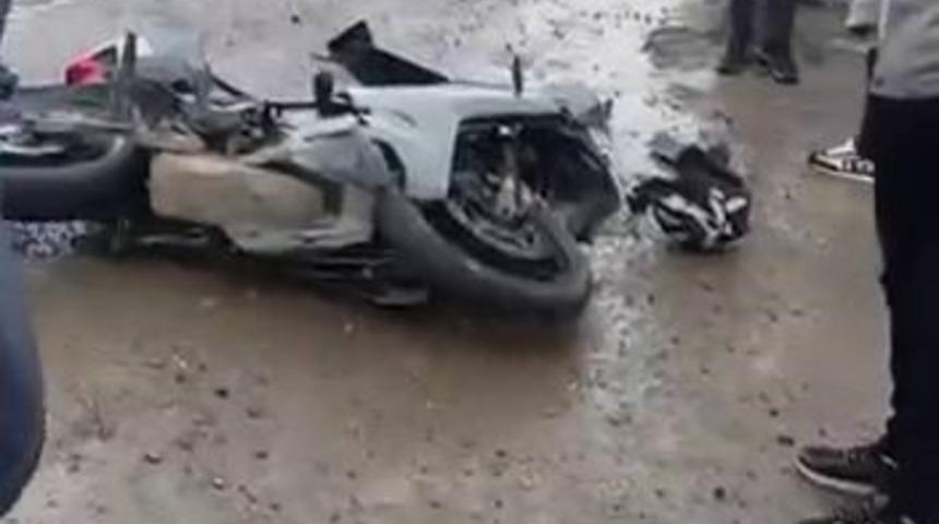 Diyarbakır&rsquo;da motosiklet ile hafif ticari ara&ccedil; &ccedil;arpıştı: 1 yaralı