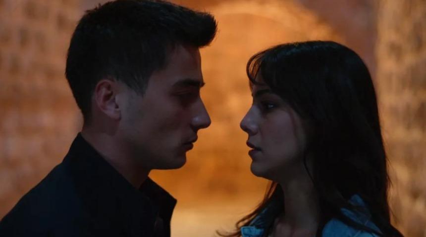 Uzak Şehir'in Zerrin'i Dilin D&ouml;ğer aşka geldi! Sevgilisi Atakan &Ouml;zkaya'yı paylaştı