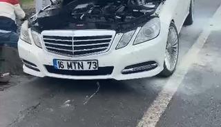 L&uuml;ks otomobil k&uuml;le d&ouml;nmeden s&ouml;nd&uuml;r&uuml;ld&uuml;