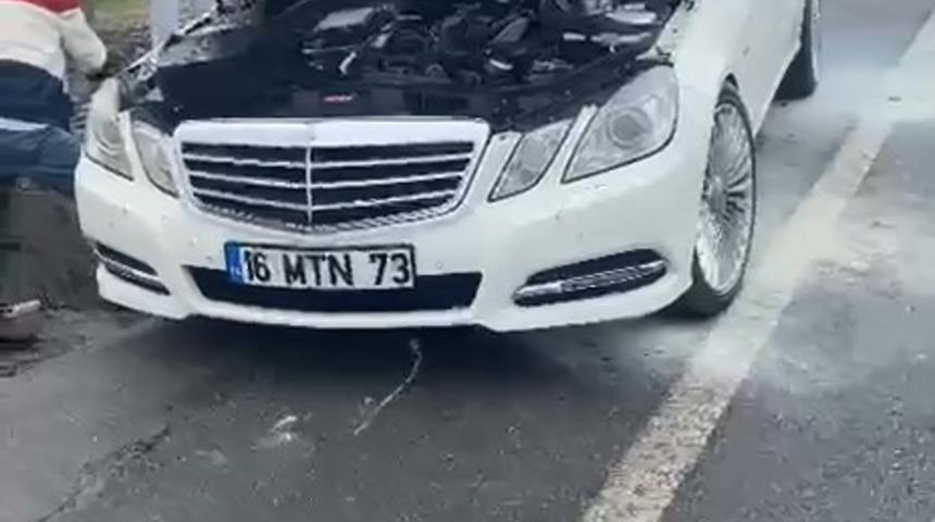 L&uuml;ks otomobil k&uuml;le d&ouml;nmeden s&ouml;nd&uuml;r&uuml;ld&uuml;