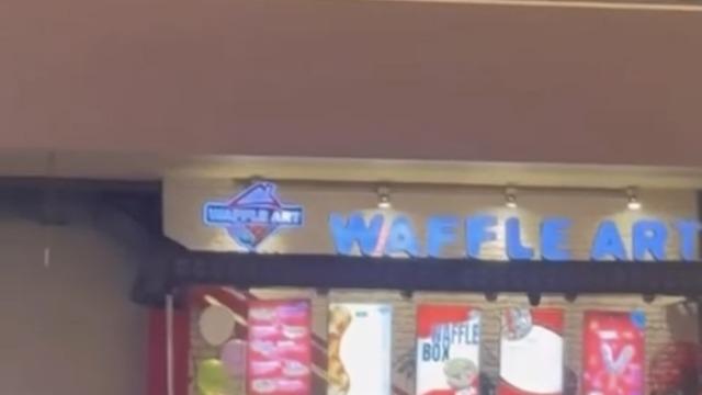 Vatandaşlar sinemada film izler gibi yemek katından kavgayı izledi