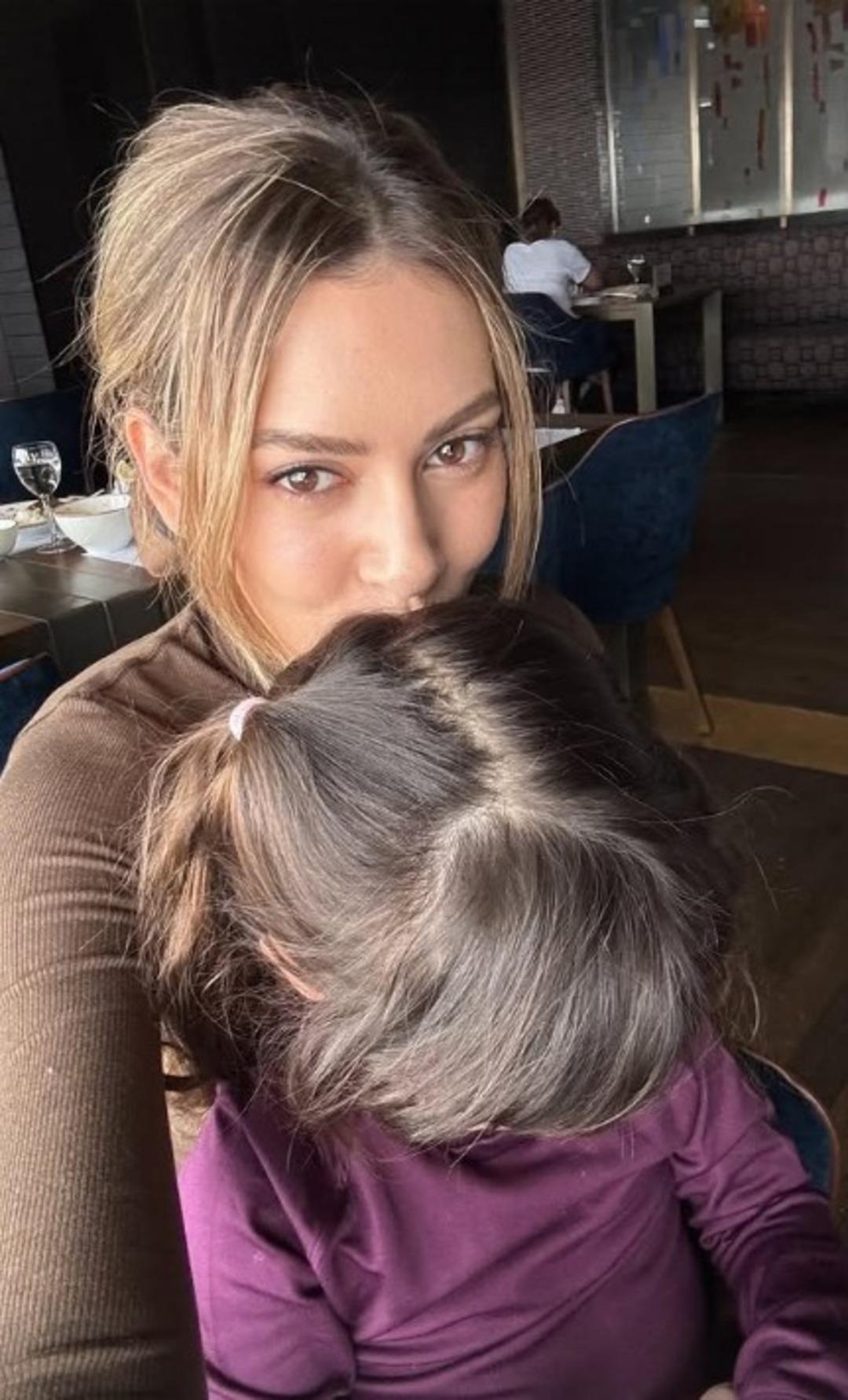 Sinem Kobal kızları Lalin ve Leyla ile birlikte kış tatilinde! Beğeni yağdı 5