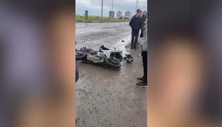 Diyarbakır&rsquo;da motosiklet ile hafif ticari ara&ccedil; &ccedil;arpıştı: 1 yaralı