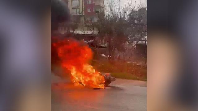Seyir halindeki motosiklet yandı