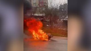 Seyir halindeki motosiklet yandı