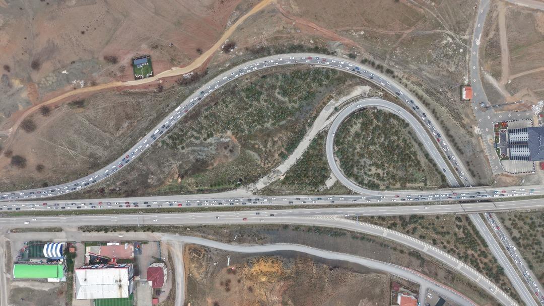 2. ara tatil bitiyor: Tatilciler d&ouml;n&uuml;şe ge&ccedil;ti! 43 ilin ge&ccedil;iş noktasında yoğun trafik 1