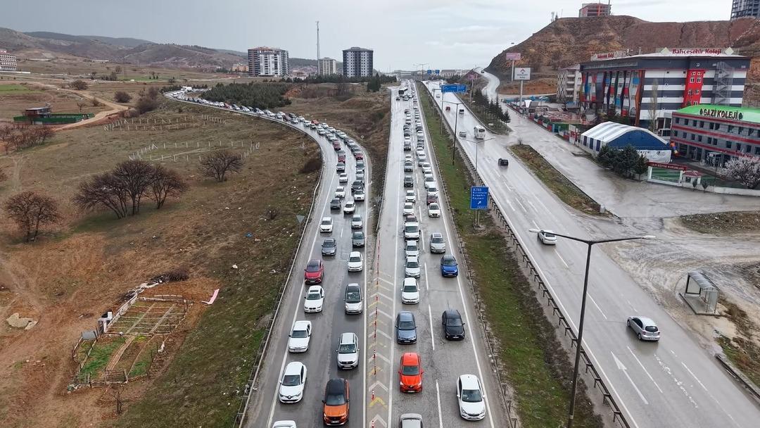 2. ara tatil bitiyor: Tatilciler d&ouml;n&uuml;şe ge&ccedil;ti! 43 ilin ge&ccedil;iş noktasında yoğun trafik 3
