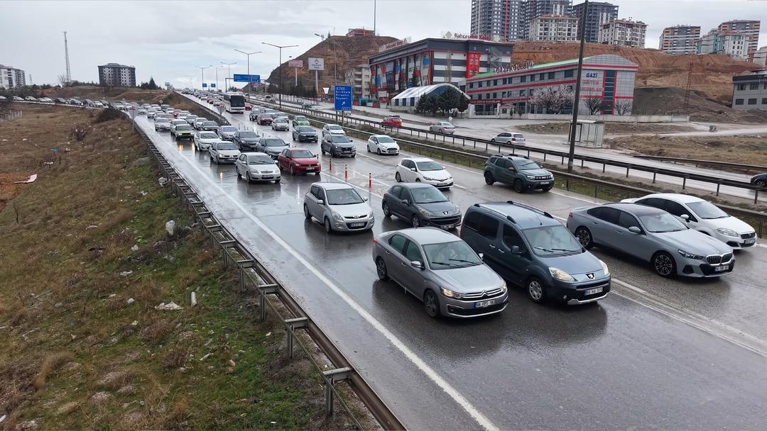 2. ara tatil bitiyor: Tatilciler d&ouml;n&uuml;şe ge&ccedil;ti! 43 ilin ge&ccedil;iş noktasında yoğun trafik 5