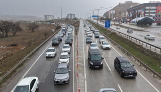 Tatilciler d&ouml;n&uuml;şe ge&ccedil;ti: 43 ilde yoğun trafik