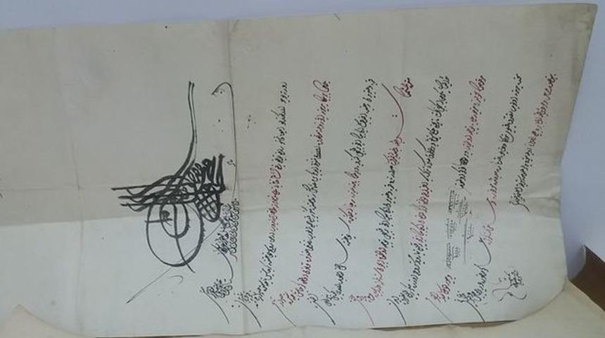 İstanbul'da tarihi eser operasyonu! Padişah fermanları yakalandı