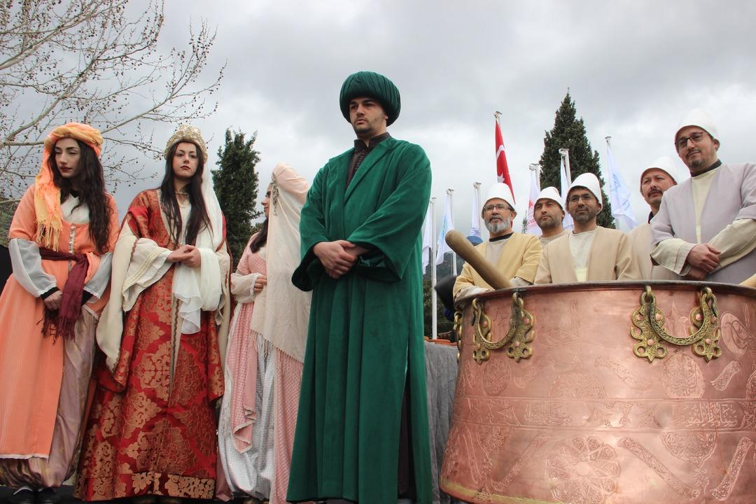 D&uuml;nyanın en kadim ve en eski festivali: Mesir Macunu i&ccedil;in kazanın i&ccedil;ine girdiler 9