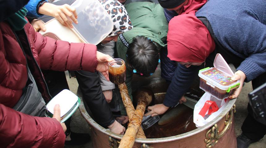 D&uuml;nyanın en kadim ve en eski festivali: Mesir Macunu i&ccedil;in kazanın i&ccedil;ine girdiler