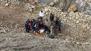 Otomobil dere yatağına yuvarlandı: 3 yaralı