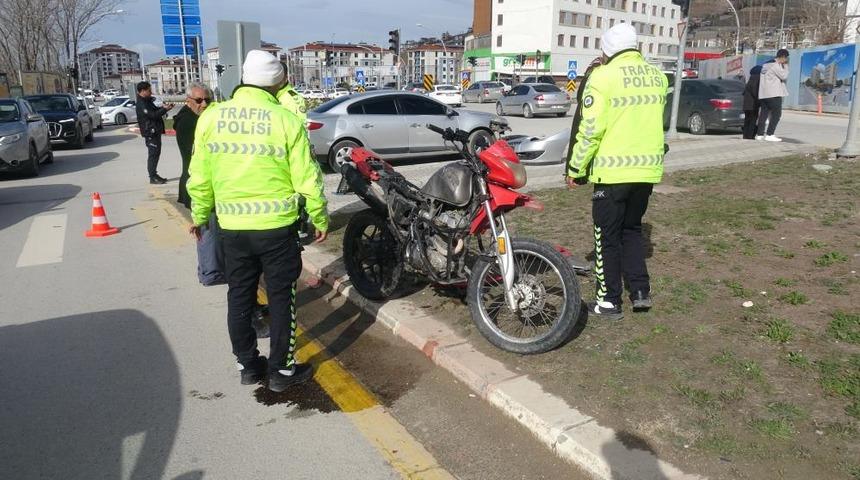 Otomobil ile &ccedil;arpışan motosiklet s&uuml;r&uuml;c&uuml;s&uuml; ka&ccedil;tı: 1 yaralı