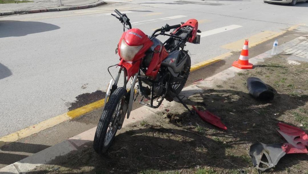 Otomobil ile çarpışan motosiklet sürücüsü kaçtı: 1 yaralı 1