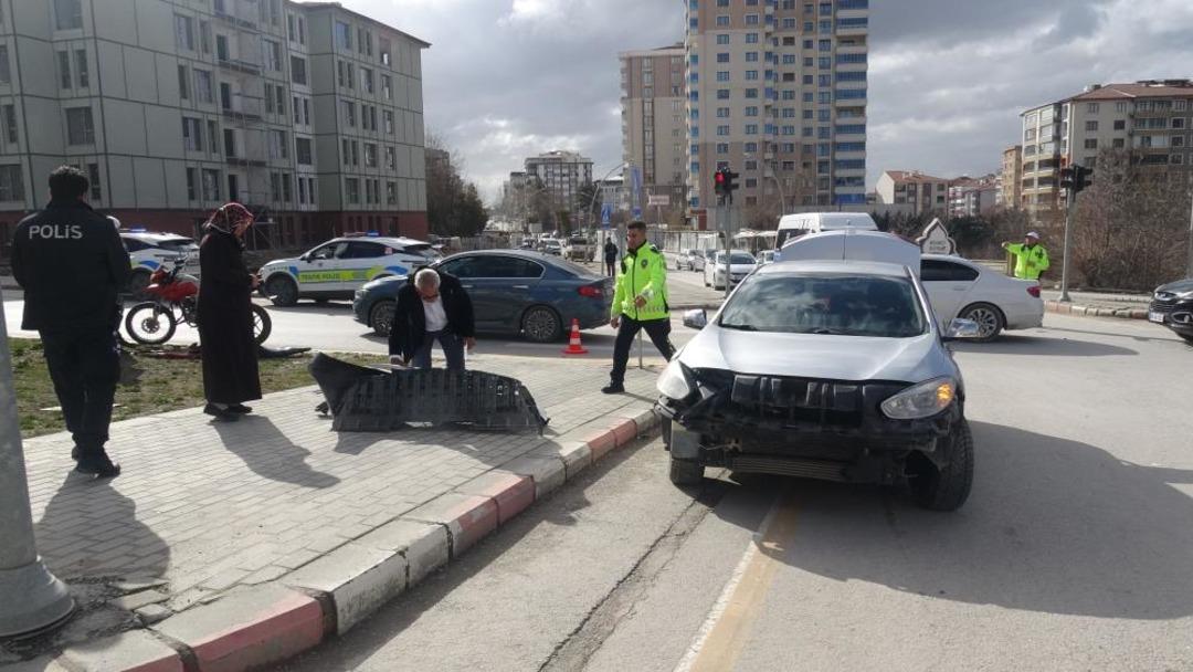 Otomobil ile çarpışan motosiklet sürücüsü kaçtı: 1 yaralı 2
