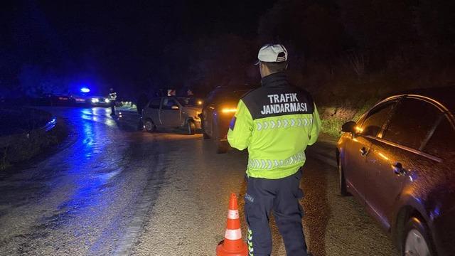 Bursa'da iki otomobil çarpıştı: 1 kişi yaralandı, 11 aylık bebek faciadan döndü
